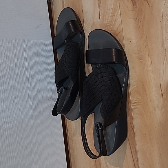 Bare Traps women's size 9.5 black sandals - Picture 2 of 6